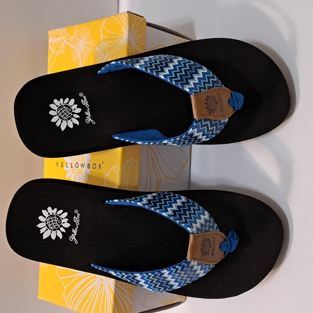 New Women's Yellow Box Flip Flops Sz 7.5 - 3 Tone Blue & White Zigzag pattern